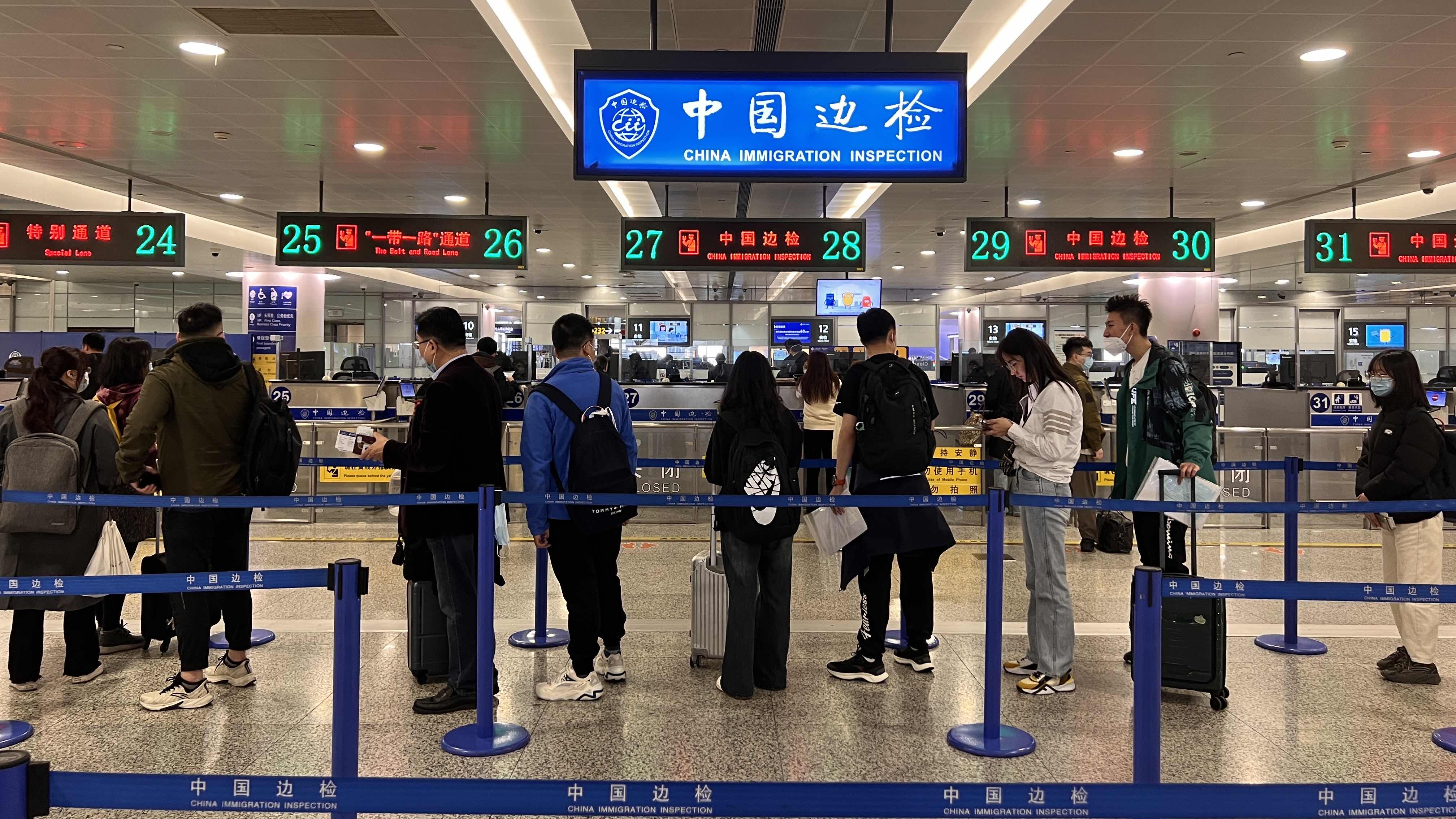 “刷脸”通关仅需3秒！浦东机场启用15条工作人员自助通道_手机新浪网
