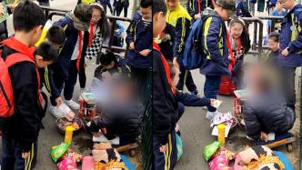春游小学生在路边遇到残疾大叔暖心赠送零食