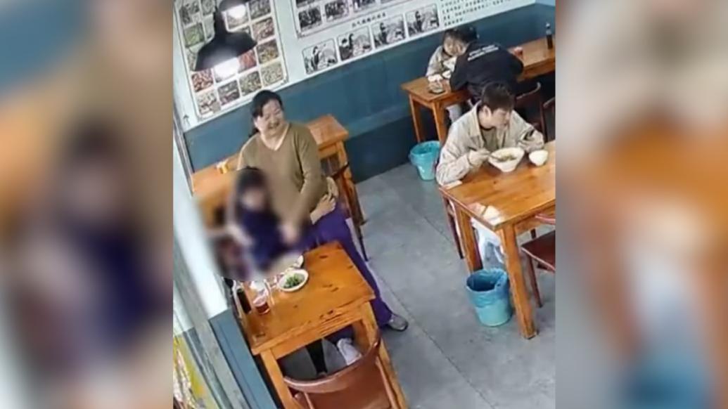 女子獨坐流淚，暖心店主擁抱安慰