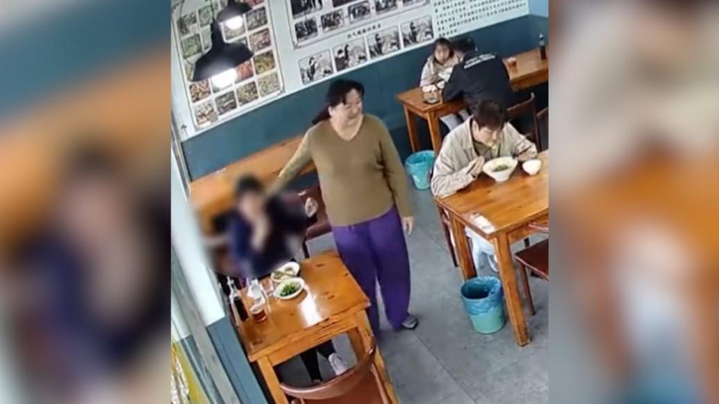 女子獨(dú)坐流淚暖心店主擁抱安慰