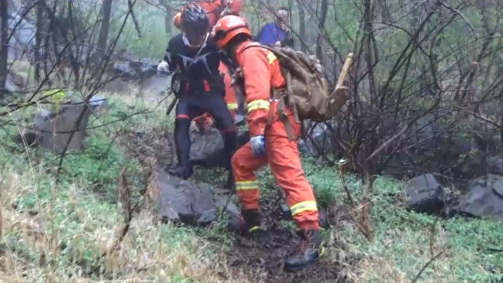 驴友冒雨去登山，途中被困山顶