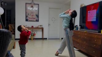 姐姐上拉丁舞课，3岁弟弟在一旁模仿