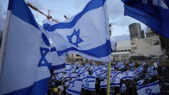 以色列连发袭击事件加剧紧张局势，数万人仍进行司法改革抗议