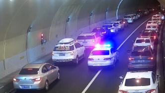 衢州一隧道突发事故导致拥堵，百余辆车纷纷45度让行