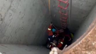 男子跌落近十米深水井，消防员只身下井救援