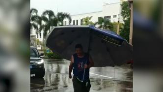 下雨天弟弟打着大伞去接姐姐和外甥