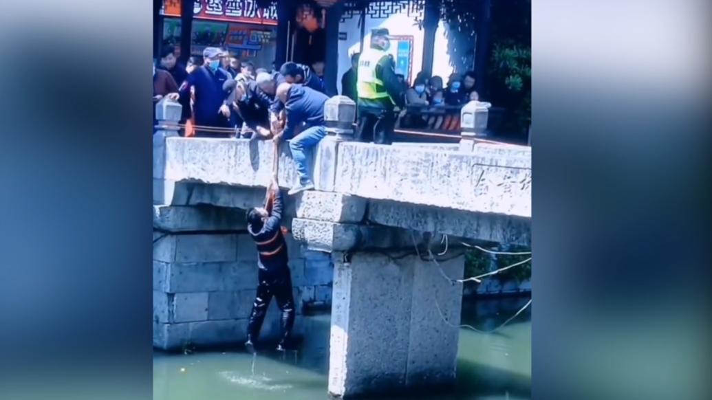 上海南翔古镇一石板桥桥面掉落，一名男子掉入水中