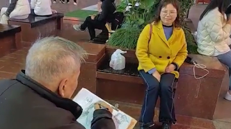 八旬老人在上海南京路免费为游客速写肖像，10分钟就很逼真