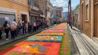 洪都拉斯巨型彩色木屑地毯亮相，点缀首都古城