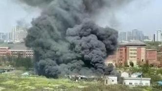 杭州浙大紫金港校区旁一临时板房起火，火势已熄灭无人员伤亡