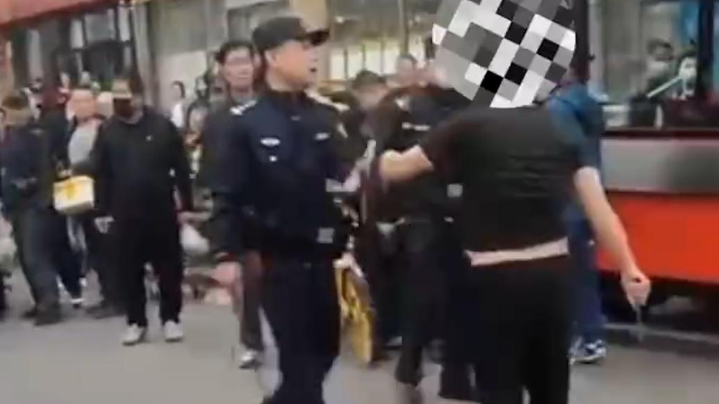 男子闹市区持刀滋事，民警空手夺白刃