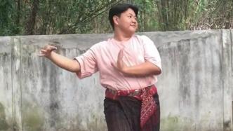 西双版纳男子跳傣族舞蹈灵活，网友：泼水节不能没有你