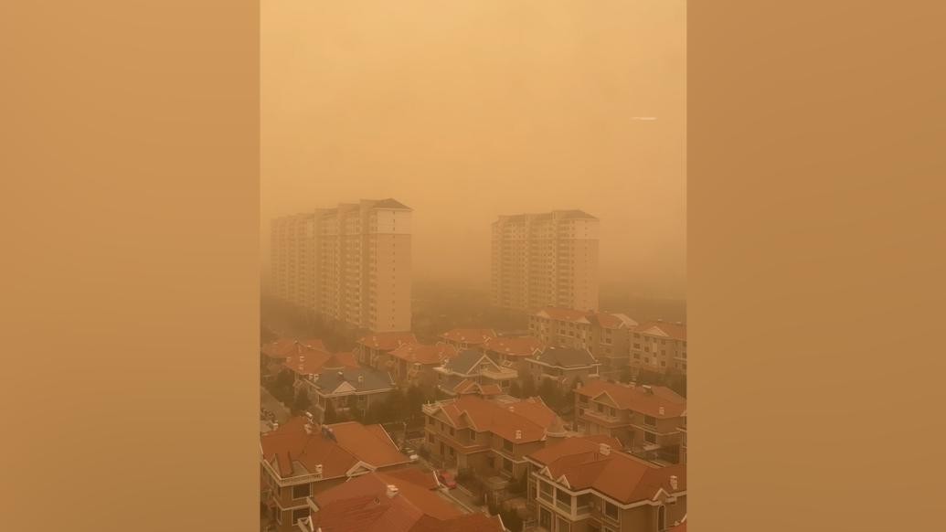 呼和浩特市民延时拍摄沙尘暴来袭过程：天空由白色逐渐变黄