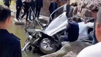 一小车行驶至山西陵川县急弯路段时撞坏防护栏坠崖，2人死亡