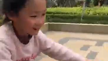 癱瘓女孩復健3年能騎車,母親講述經歷:磨損多雙鞋,堅持上學