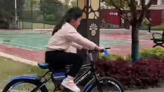瘫痪小女孩能骑自行车了！父亲：不愿买轮椅，曾被医生批评没责任感
