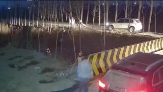 老人駕駛農(nóng)用車栽進(jìn)河溝，退伍軍人見義勇為下水施救