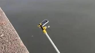 游客手机不慎掉进西湖，捞起后发现被西湖“送”螺蛳