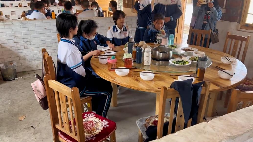 初中生体验用柴火灶做饭，老师：劳动研学课