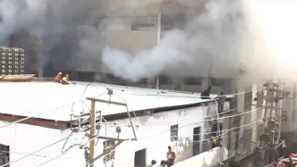 巴基斯坦一工厂失火坍塌，4名消防员死亡、13人受伤