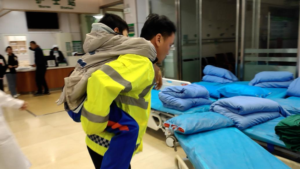 车辆翻倒车内男童受伤,警车全程开启双闪紧急送医_七环视频_澎湃新闻-The Paper
