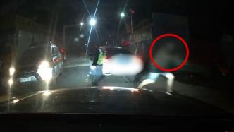 来宾一男子遇查酒驾弃车就跑，上演“百米冲刺”仍被抓获