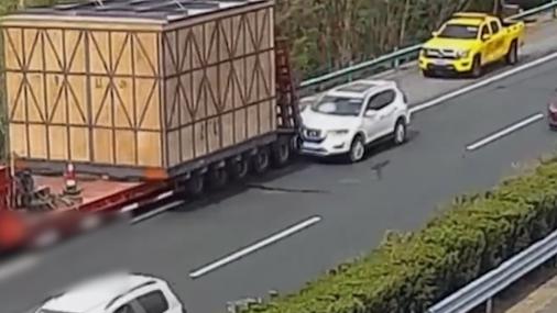 女子驾车开定速巡航放松警惕，致使车辆撞上货车被拖着前行