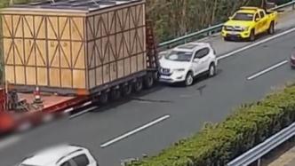 女子驾车开定速巡航放松警惕，致使车辆撞上货车被拖着前行