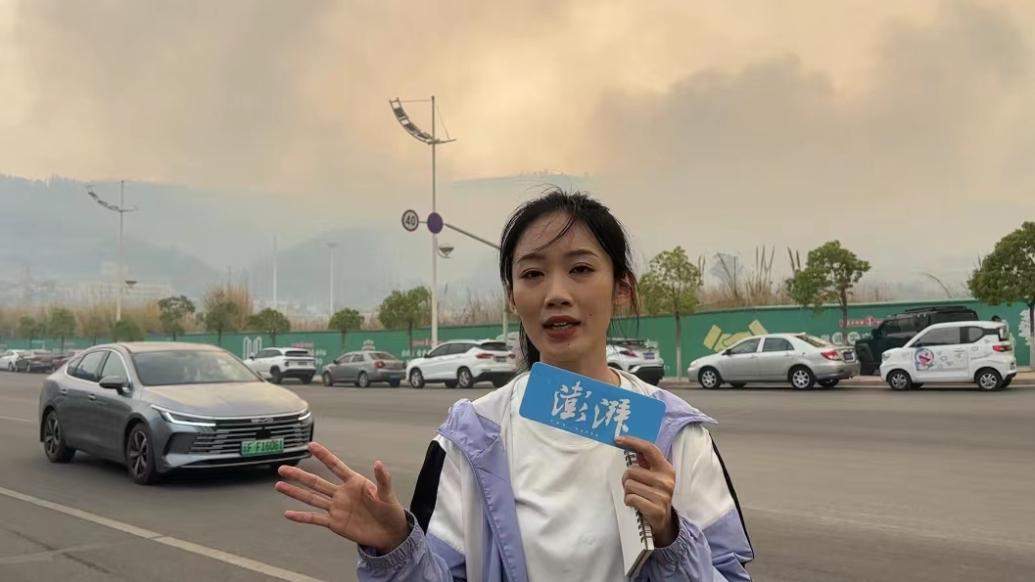 云南玉溪山火丨市民送水馳援,希望給消防戰士解渴