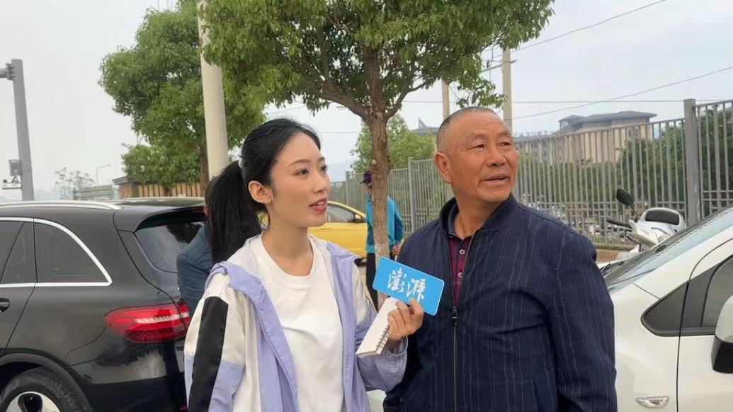 云南玉溪山火丨市民:起火后鐵塔炸了下,火勢(shì)猛得“像條巨龍”