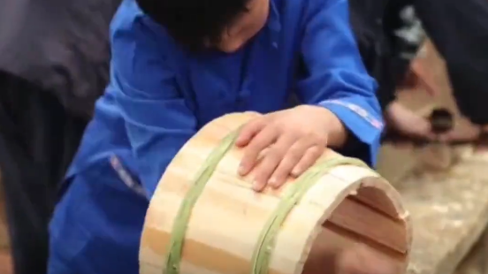 小学生展示传统木工技艺，动起手来超熟练