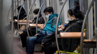 北京地铁不再强制乘客戴口罩，广播词改为“建议全程佩戴”