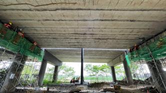 20個百噸千斤頂同步作業(yè)，抬起滬杭高速上橫跨大橋