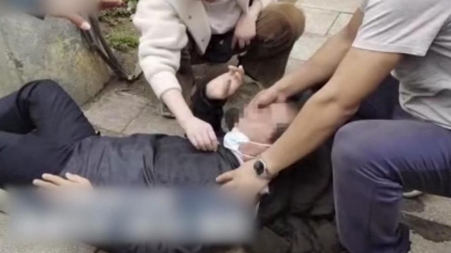 小學門口一老人突然倒地，接娃的“醫生爸爸”出手了