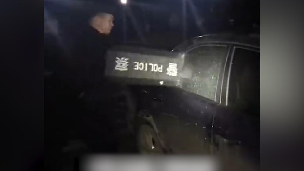 女子車內欲服藥輕生，民警果斷破窗救人