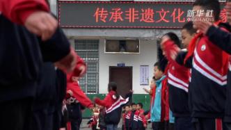 湖北来凤：非遗传承进校园，小学生跳起摆手舞