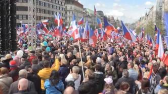 捷克首都数万人游行示威，抗议高通胀