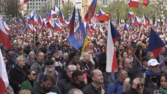 不满高通胀，捷克首都数万人游行示威