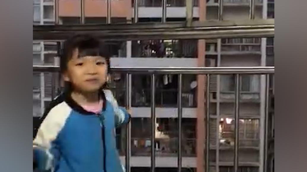 广西幼儿园小女孩跟对面楼唱山歌