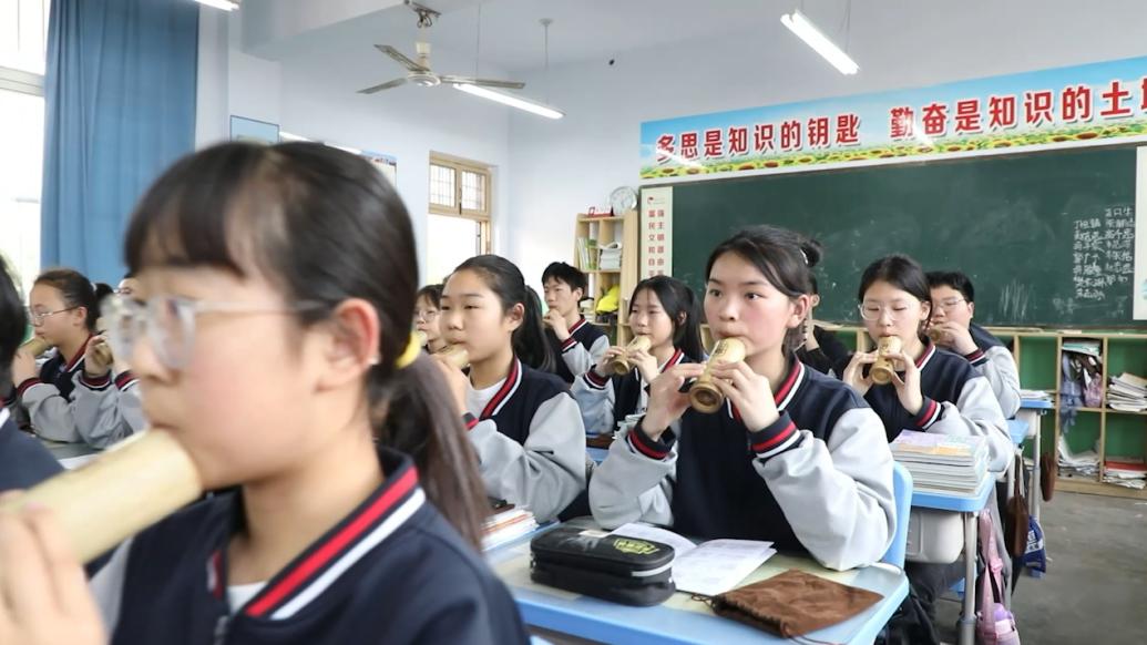 河南一中学教学生吹埙：培养他们的业余爱好