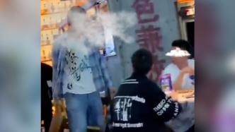 宜昌两男子大排档起冲突一人被酒瓶砸流血，饭店：警方已介入