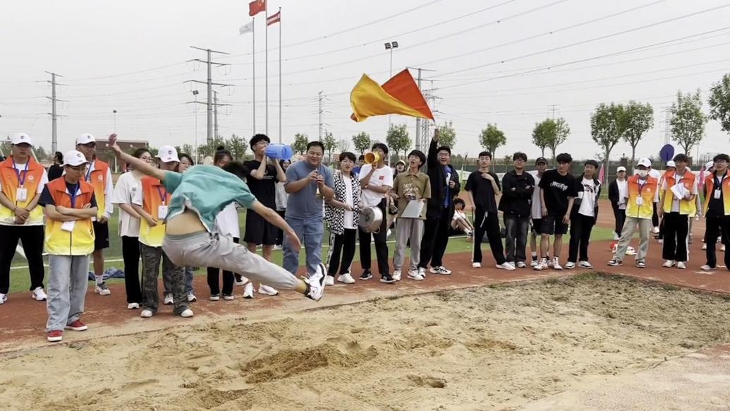 男生参加跳远比赛，室友敲锅碗瓢盆吹唢呐为他加油