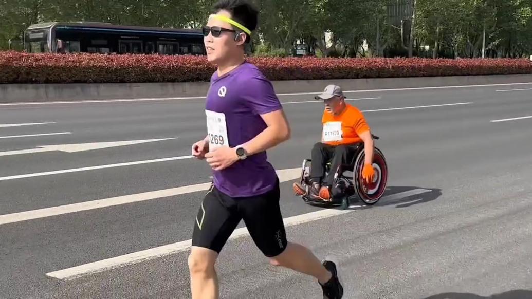 马拉松赛场男子坐轮椅前进