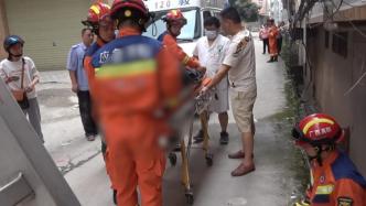 老人骑车掉入3米深沟，消防接力救出送医