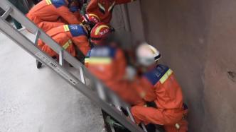 老人骑车失神掉入3米深沟，消防接力救出送医