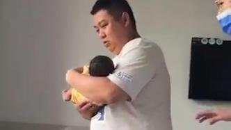 新手爸爸第一次抱宝宝，紧张到“手足无措”