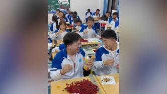 班主任买七八十斤樱桃请全班同学吃：让他们享受春天的味道