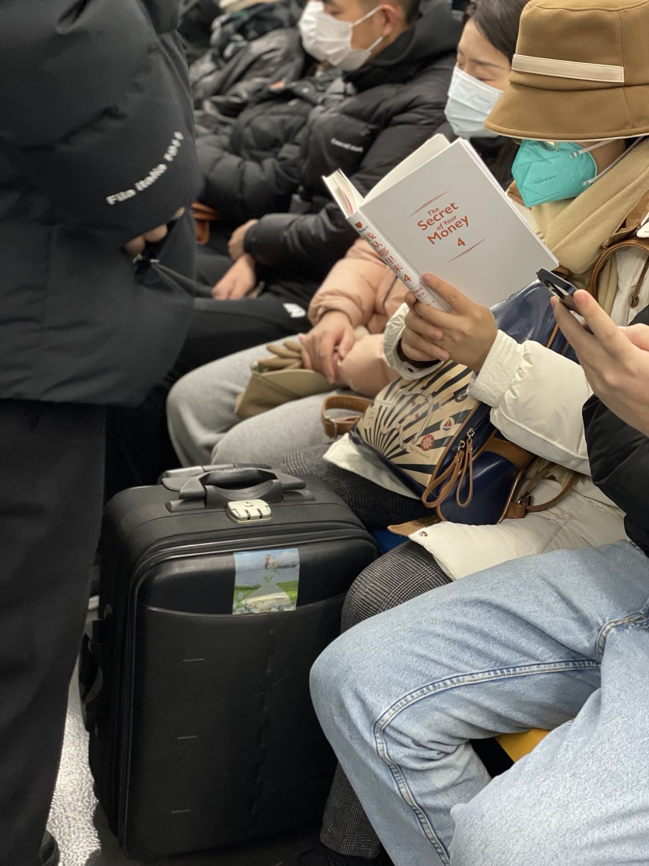 美国人在地铁上看书而中国人在玩手机是因为美国地铁没有网络吗？ - 知乎