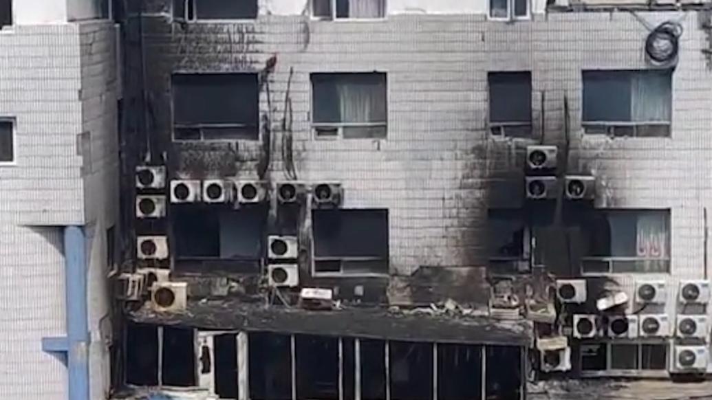 探访火灾后的北京长峰医院：外墙被熏黑，部分患者正转院 