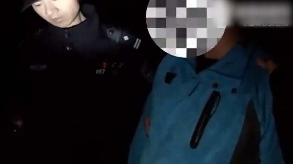 男子夜間釣魚碰見民警撒腿就跑